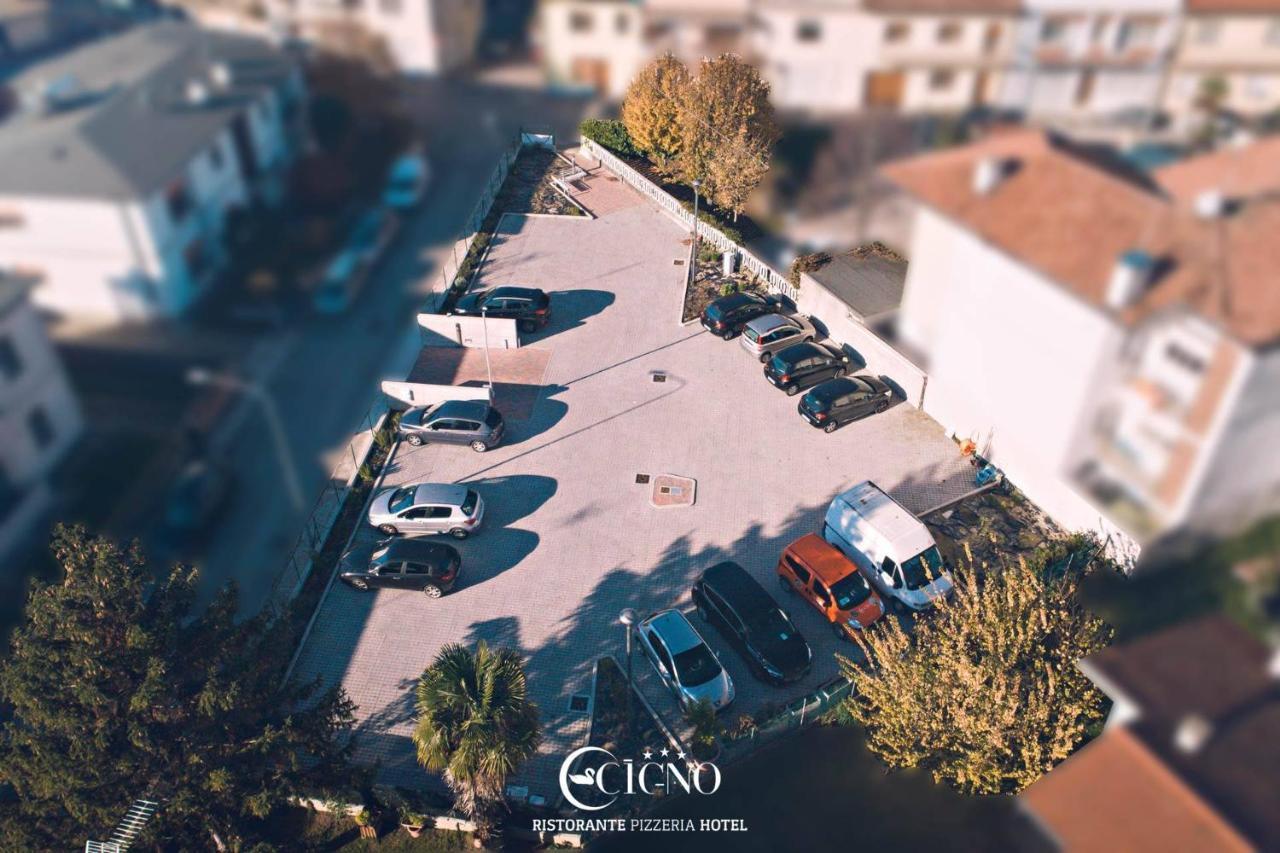 Hotel Ristorante Cigno - Camere And Aparthotel Latisana Dış mekan fotoğraf
