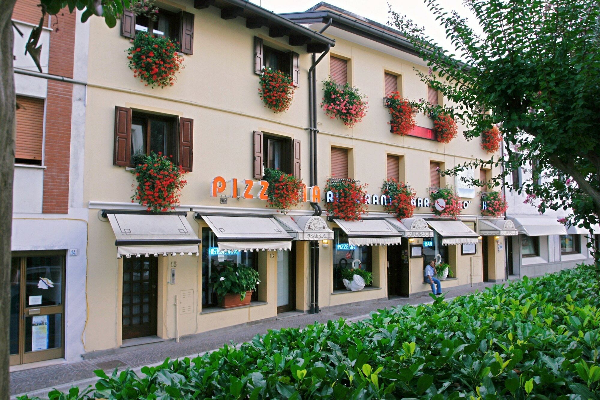 Hotel Ristorante Cigno - Camere And Aparthotel Latisana Dış mekan fotoğraf